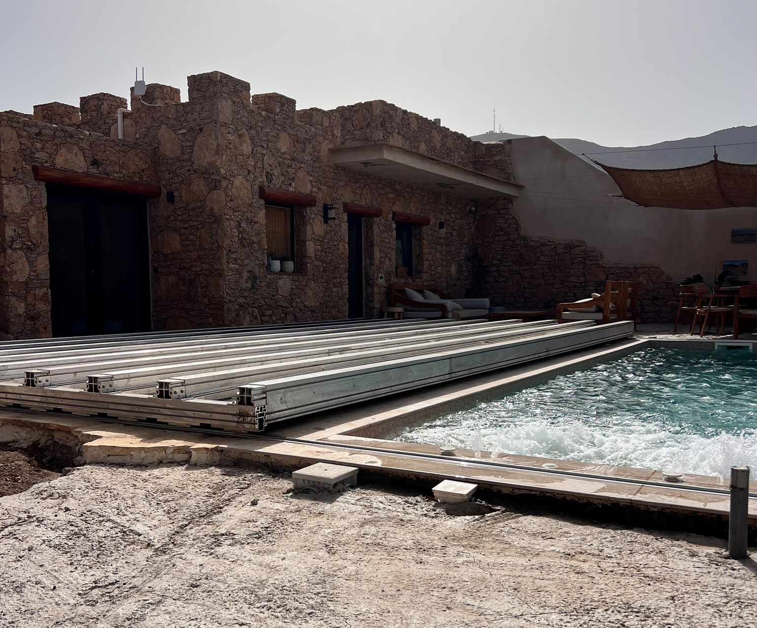 Verschiebbare Poolabdeckung als begehbare Terrassenfläche auf Fuerteventura
