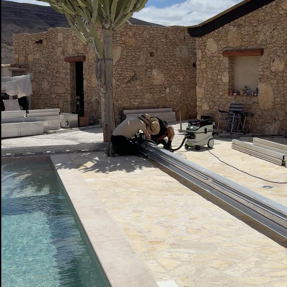 Aufbau einer mobilen Poolabdeckung aus Aluminium auf Fuerteventura