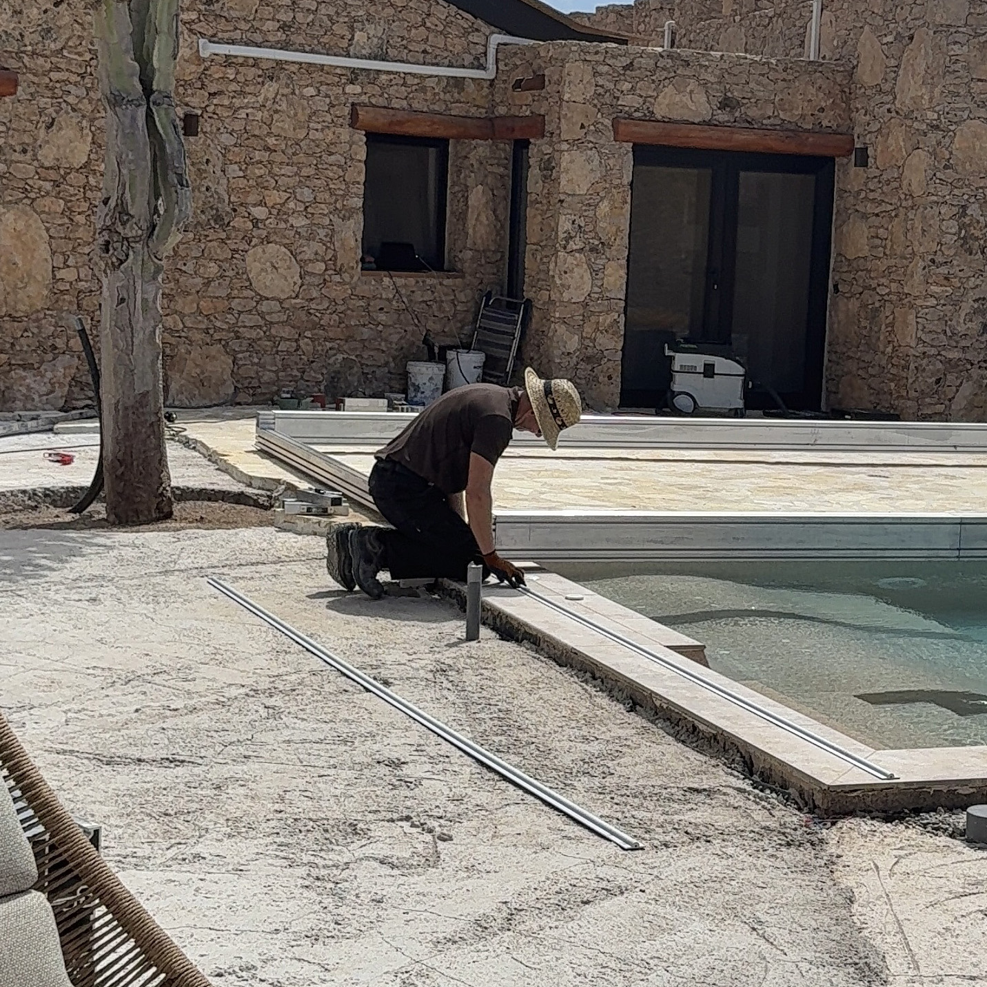 Montage einer mobilen Poolabdeckung auf Fuerteventura