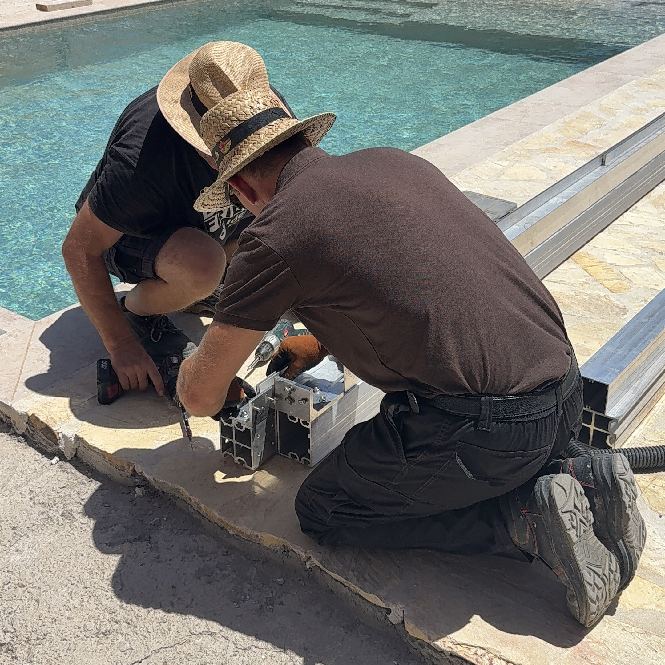 Montage einer mobilen Poolabdeckung durch das Montageteam auf Fuerteventura